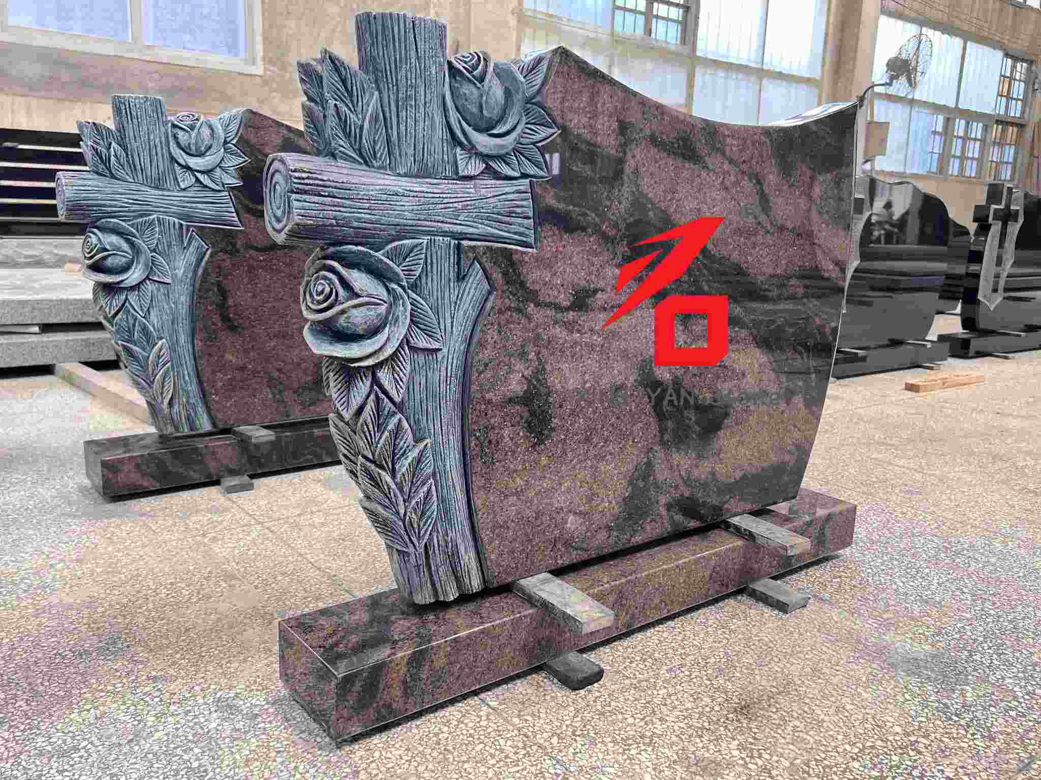 Раушан және кросс үлгілі мемориалды қабір тасты